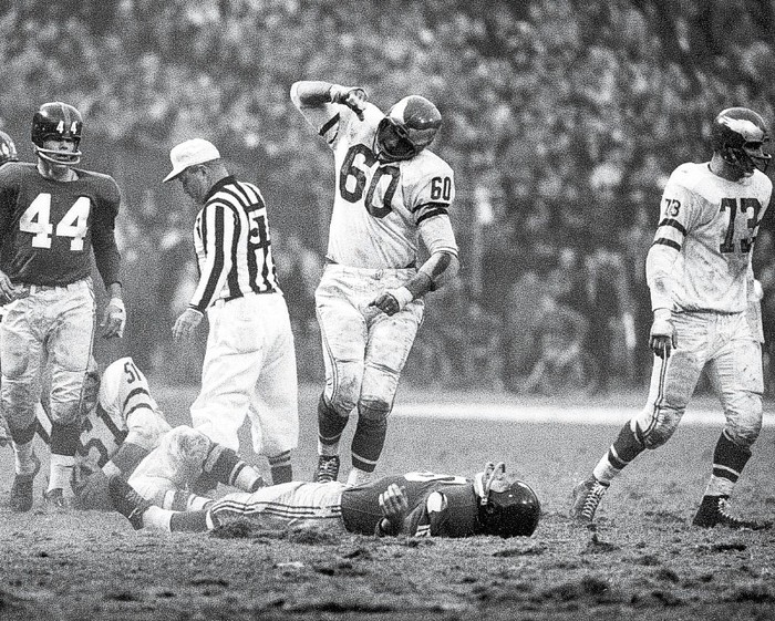 98. Bednarik & Gifford: Một trong những pha cản phá nổi tiếng nhất trong lịch sử bóng bầu dục. Chuck Bednarik của đội Philadelphia Eagles đối đầu đội New York Giants của Frank Gifford. Trong một tình huống đón đường chuyền của đồng đội để ghi cú touchdown (chạy về cuối sân mà không làm rơi bóng), Gifford bị Bednarik xô ngã rất mạnh khiến Gifford bị chấn thương đầu trong 18 tháng và sau đó phải giải nghệ mà chưa kịp đoạt một chức vô địch NFL.